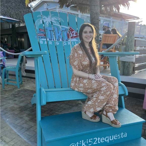 Meet your Posher, Kelly May💚 - Picture 9 of 16